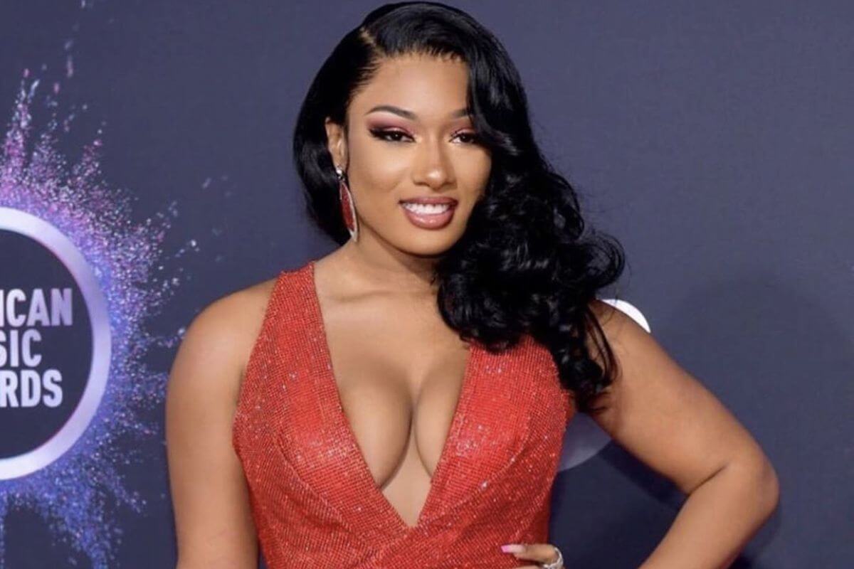 Megan Thee Stallion dalam gelaran American Music Awards dengan gaun merah